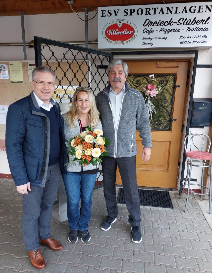 Bürgermeister Ing. Martin Kulmer mit der neuen Pächterin des Dreieckstüberls Andrea Winkler und Sportstadtrat Manfred Kerschbaumer.
