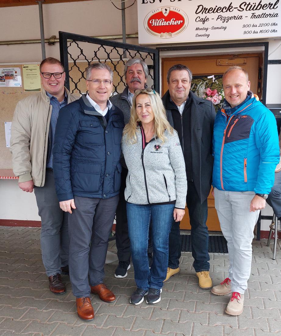 GR. Harald Gradischnig, Bürgermeister Ing. Martin Kulmer, Pächterin Andrea Winkler, Sportstadtrat Manfred Kerschbaumer, ESV-Obmann Karl Jaritz und Kinderfreundeobmann GR. Ernst Wölkart.