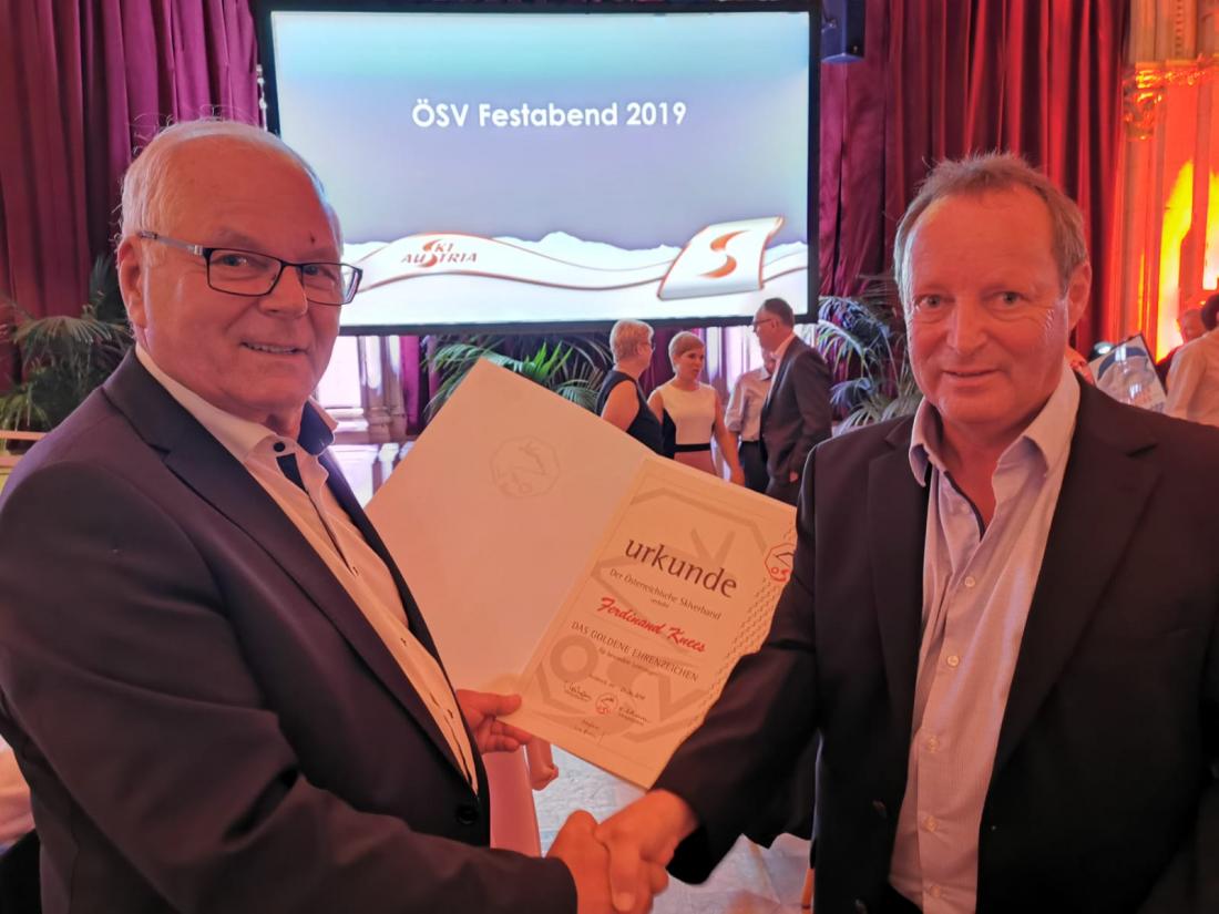 ÖSV-Vizepräsident und Präsident der ASKÖ Kärnten Anton Leikam gratuliert dem Trainer des ASKÖ ESV St. Veit/Glan Ferdinand Knees zur Verleihung des GOLDENEN EHRENZEICHENS des ÖSV.
