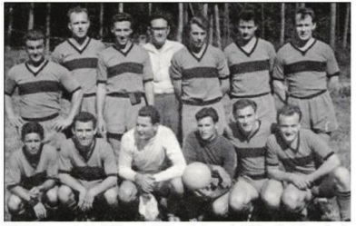 Meistertruppe aus dem Jahr 1961: Rosenecker, Steiniger, Murhammer, Niederleithner, Miksch, Wagner (vorne), Amon, Winkler, Kroneis, Trainer Katzenberger, Hollensteiner, Gottschlich und Wirtl (hinten).