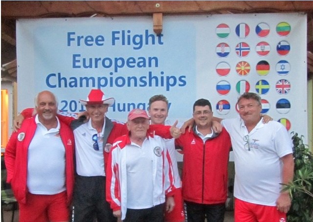sich über ihren ausgezeichneten zweiten Platz im Modellflug: Dietmar Piber, Franz Wutzl, Harald Meusburger, Luca Aringer, Marco Bierbauer und Gerd Aringer. (Foto: zVg)