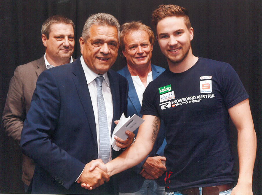 Fabian OBMANN wurde für seine sportlichen Erfolge von der Stadtgemeinde St. Veit/Glan geehrt. Bürgermeister Gerhard Mock übergibt die Ehrung, im Hintergrund freuen sich mit dem Sportler der Obmann des ASKÖ ESV St. Veit Karl Jaritz und der Snowboardtrainer Mag. Günther Topitschnig. Fabian OBMANN wurde für seine sportlichen Erfolge von der Stadtgemeinde St. Veit/Glan geehrt. Bürgermeister Gerhard Mock übergibt die Ehrung, im Hintergrund freuen sich mit dem Sportler der Obmann des ASKÖ ESV St. Veit Karl Jaritz und der Snowboardtrainer Mag. Günther Topitschnig.