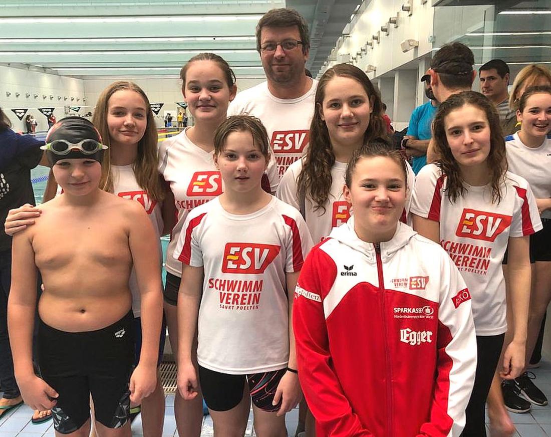 Im Bild von links nach rechts: Daniel Ringler, Emilia Schifflhuber, Hanzlikova Simona, Fassl Tina, Trainer Kutovoy Andrey, Groismaier Hannah, Schneider Patricia, Reusser Sarah