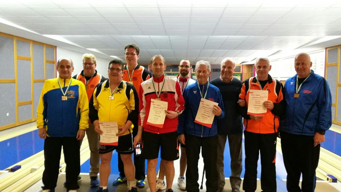 v.l. 1.Platz Ü50Polzer Gerhard WSV Liezen,3.Platz Ü50 Dunkl Günther, 2.Platz Laibacher Norbert SKV Raiffeisen Mürzzuschlag, Herren Allg 2.Platz. Bernhard Christian, 3.Platz Stocker Armin, 1.Platz Leitner Roman alle ESV Leoben, Ü60 2.Platz Krammer Michael ESV Bruck/Mur, Bezirksvertreter ASKÖ Hochegger Fritz, 1.Platz Pappitsch Erich ESV Leoben, 3.Platz Leitner Bernd ESV Bruck/Mur. v.l. 1.Platz Ü50Polzer Gerhard WSV Liezen,3.Platz Ü50 Dunkl Günther, 2.Platz Laibacher Norbert SKV Raiffeisen Mürzzuschlag, Herren Allg 2.Platz. Bernhard Christian, 3.Platz Stocker Armin, 1.Platz Leitner Roman alle ESV Leoben, Ü60 2.Platz Krammer Michael ESV Bruck/Mur, Bezirksvertreter ASKÖ Hochegger Fritz, 1.Platz Pappitsch Erich ESV Leoben, 3.Platz Leitner Bernd ESV Bruck/Mur.