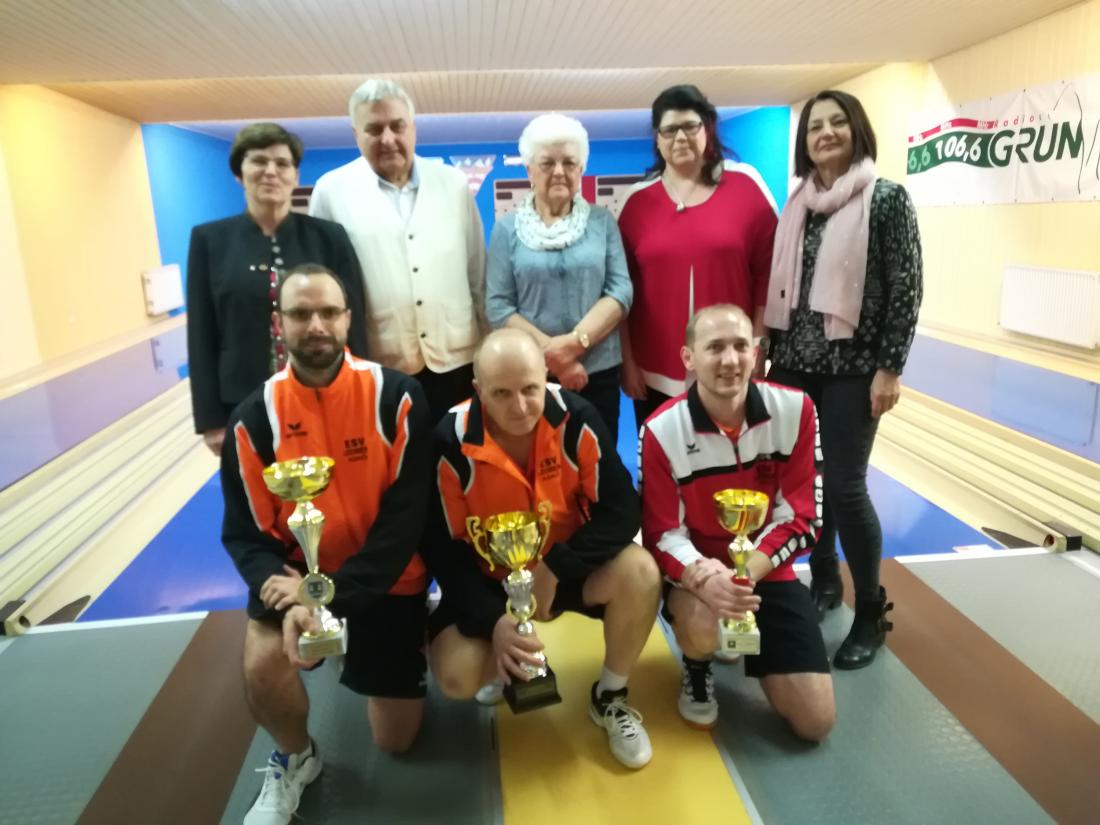 v.l stehend: NR. Birgit Sandler,Seemann Horst(Obmann Stv.),Scherer Gertrude, LAbg. Ahrer Helga,Sportreferentin GR.Khesmiri Margit. v.l.hockend:Leitner Roman 2ter Platz, Pinter György 1ster.Platz, Stocker Armin 3ter Platz.