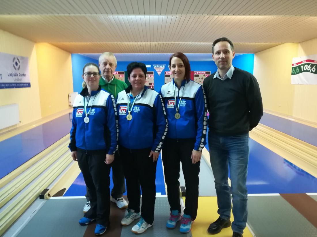 Foto 2 v.l. Damen: 2.Platz Haubmann Manuela 1.Platz Wallner Carmen 3.Platz Postl-Messner Sabine Präsident LV Steiermark Guttmann Andreas. Foto 2 v.l. Damen: 2.Platz Haubmann Manuela 1.Platz Wallner Carmen 3.Platz Postl-Messner Sabine Präsident LV Steiermark Guttmann Andreas.