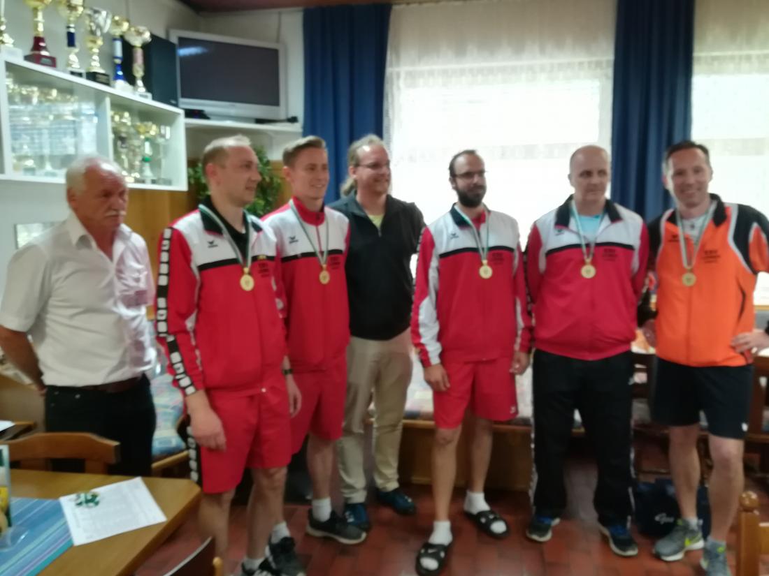 Herren 1.Platz v.l.: Schiri Johann STABLER, Armin STOCKER, Marco LINZER, Bewerbsleiter Gerhard LATREITHER-KNAUS, Roman LEITNER, György PINTER, Andreas GUTTMANN, nicht am Foto Tamas SAGHY