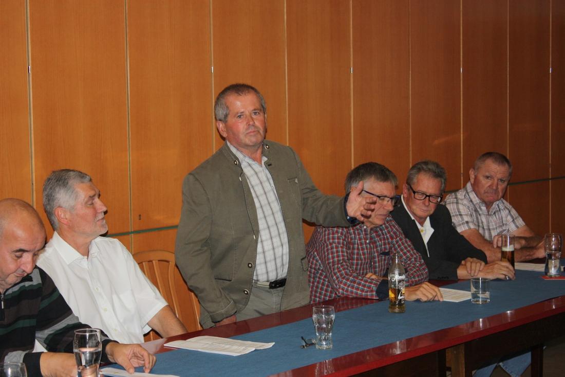 Obmann Heher mit Vereinsvorstand