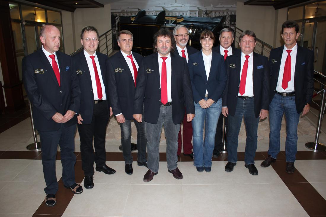 v.l.n.r.: Martin Buchner, Hermann Tomitsch, Bernhard Mühlbacher, Erich Stefflitsch, Leopold Smounig, Beate Lesink, Bernhard Winterle, Hans Jürgen Jarius, Andreas Egger ÖES Team-Schach