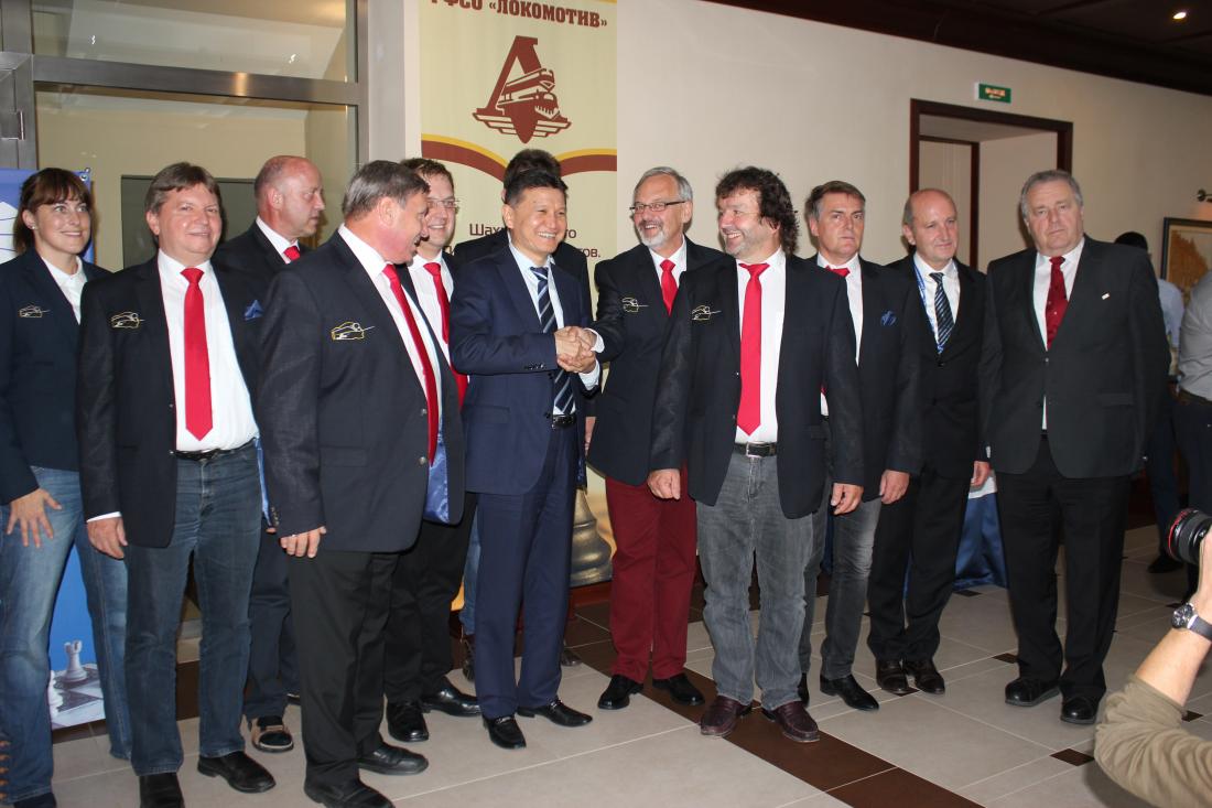 FIDE Präsident, die USIC Vizepräsidenten mit der österreichischen Schachnationalmannschaft und dem USIC Beauftragten Ernst Sternad