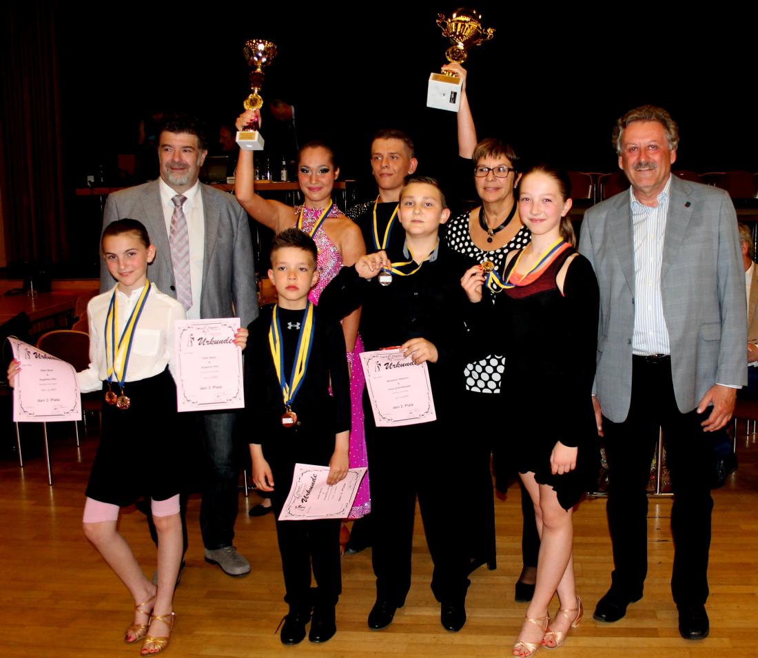 Vorne: Angelina Vitry mit Eldin Basic, Benjamin Halilovic mit Anna Schrittwieser,Hinten: Obmann Gerald Hofegger Maria Haidn mit André Petermichl, Frau Doris Hawel von der Sparkasse NÖ, und Stadtrat Johann Rankl