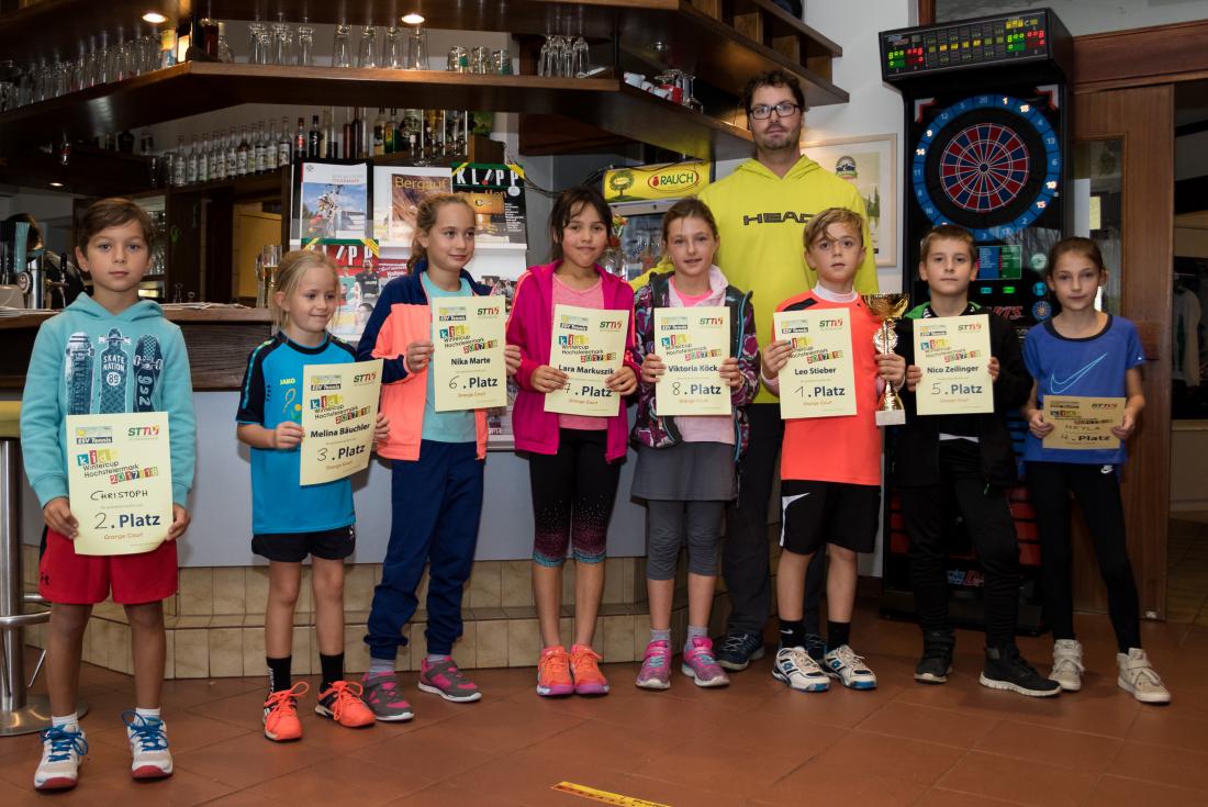 Die Sieger des Bewerbs am Orange Court mit Gewinner Leo Stieber (Lannach, 3.v.r.).