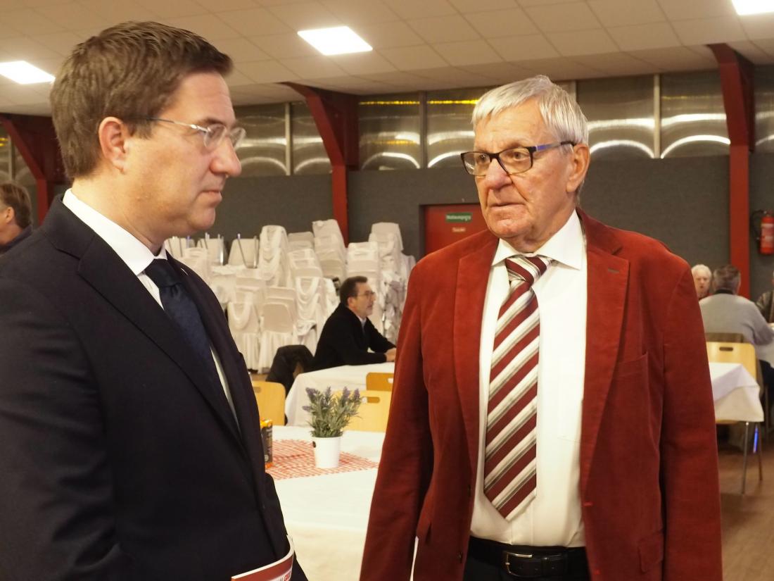 Obmann Heinrich Göttlinger und Bgm. Dr. Andreas Rabl bei der Kontrolle des Impfnachweises