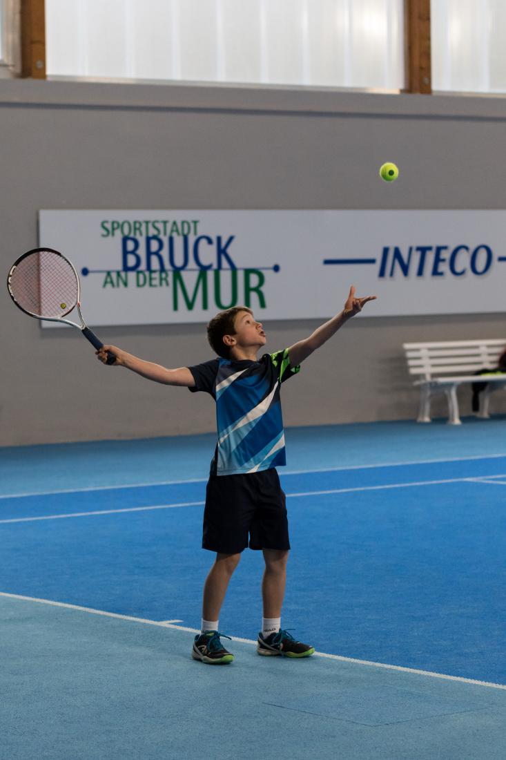 Spannende Spiele in der Brucker Tennishalle, im Bild Valentin Feiel (ESV Bruck). Spannende Spiele in der Brucker Tennishalle, im Bild Valentin Feiel (ESV Bruck).