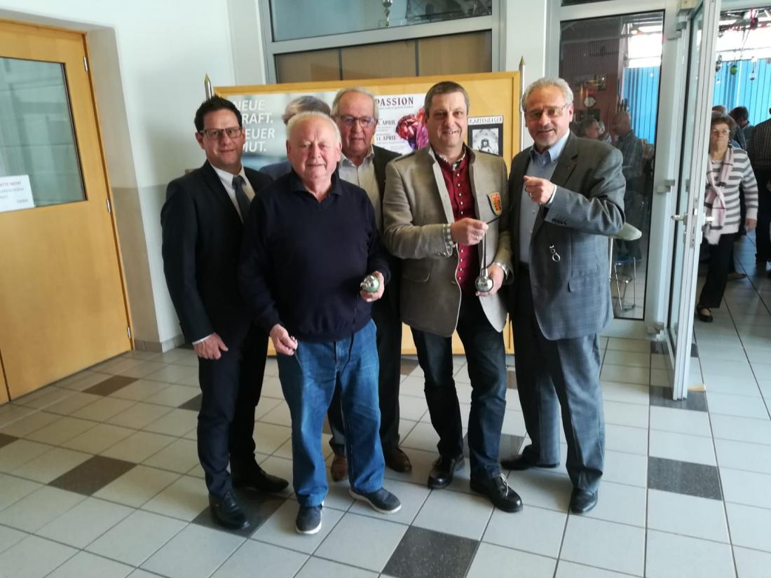 Von links: Bgm. Arnold MARBEK (Landessekretär des PVÖ Kärnten), Manfred POSCHARNIG (Landesbocciareferent des PVÖ Kärnten), Karl BODNER (Landespräsident des PVÖ Kärnten und Vorsitzender der PVÖ Bezirksorganisation St. Veit/Glan), Karl JARITZ (Obmann des ASKÖ ESV St. Veit/Glan), BR Dr. Gerhard LEITNER (Landespräsident-Stellvertreter des PVÖ Kärnten und Vorsitzender der PVÖ Bezirksorganisation Klagenfurt-Stadt). Von links: Bgm. Arnold MARBEK (Landessekretär des PVÖ Kärnten), Manfred POSCHARNIG (Landesbocciareferent des PVÖ Kärnten), Karl BODNER (Landespräsident des PVÖ Kärnten und Vorsitzender der PVÖ Bezirksorganisation St. Veit/Glan), Karl JARITZ (Obmann des ASKÖ ESV St. Veit/Glan), BR Dr. Gerhard LEITNER (Landespräsident-Stellvertreter des PVÖ Kärnten und Vorsitzender der PVÖ Bezirksorganisation Klagenfurt-Stadt).
